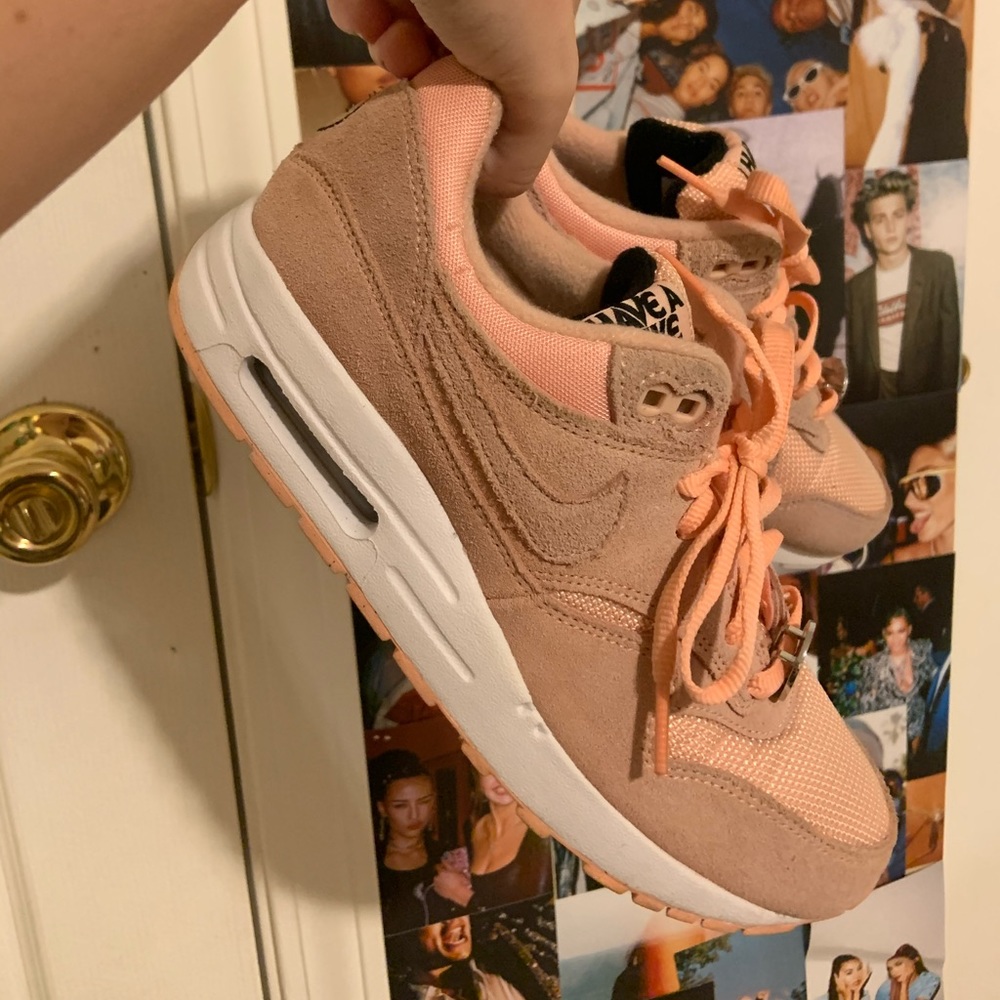 NIKE AIR MAX 1 “have a nike day” bleached coral